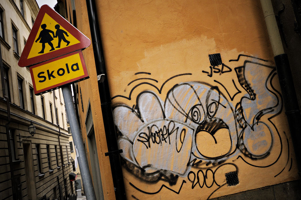 Suède - Panneau Skola et graffiti à Gamla Stan -  - Récits  de voyages et photos du monde